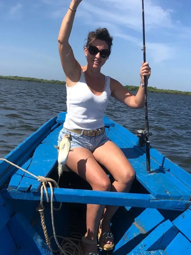 Pêche à la ligne depuis la pirogue