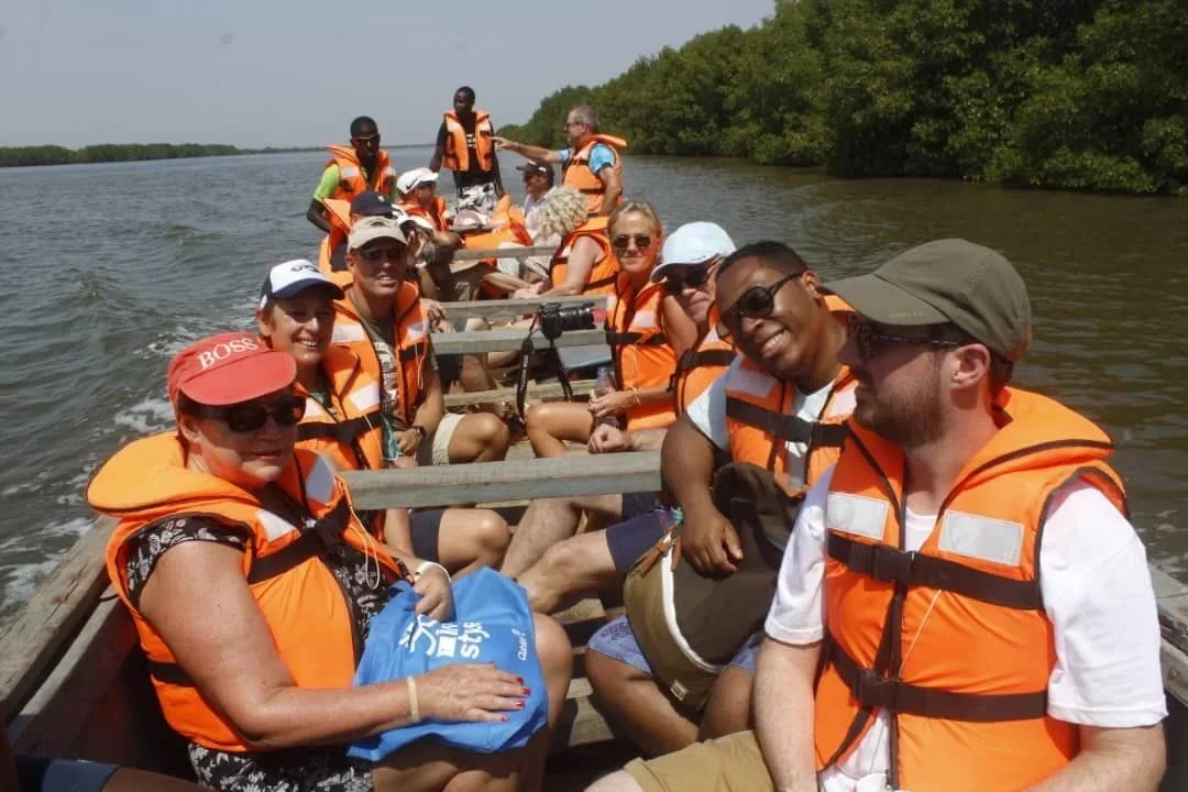 Excursion en pirogue dans les bolongs